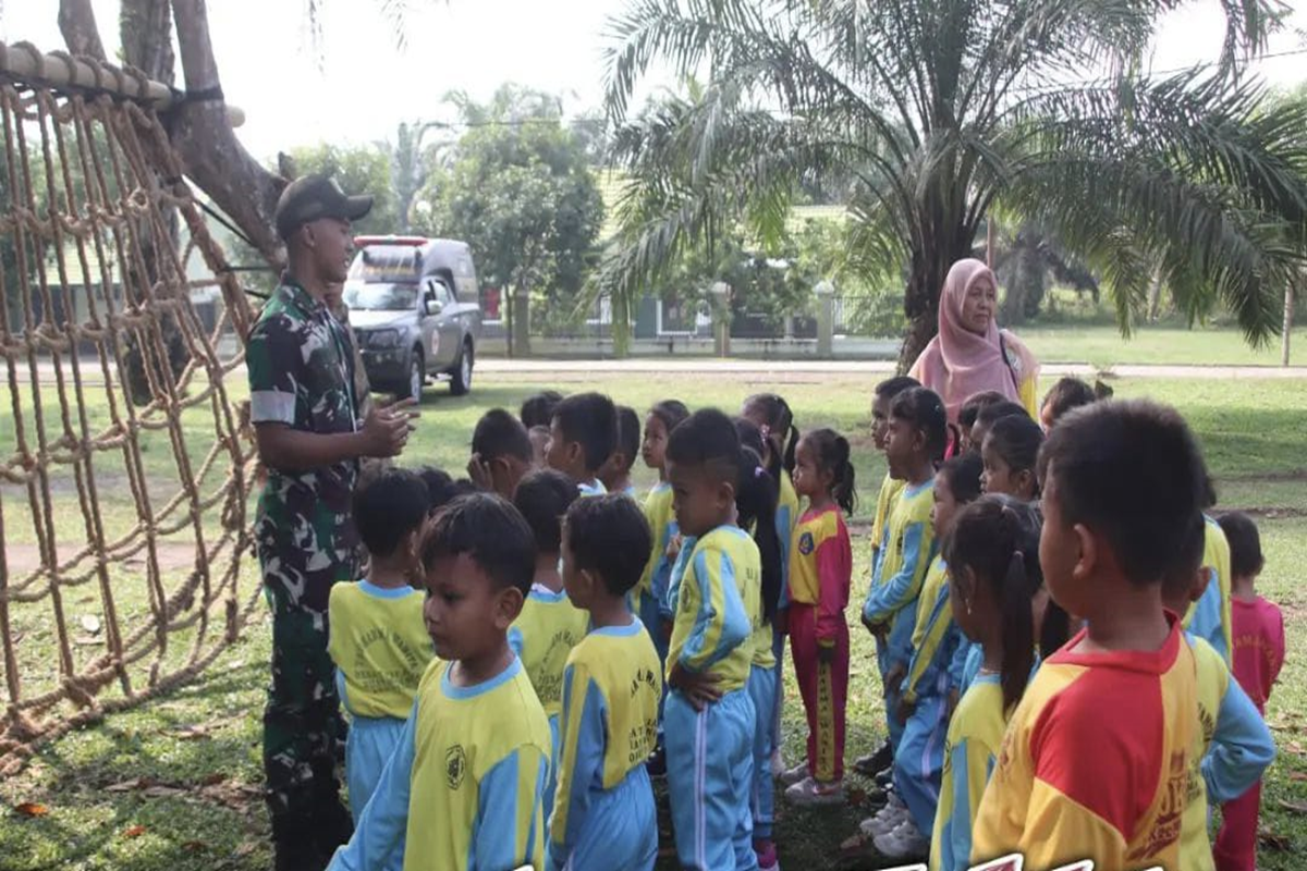 Pelajar TK wisata riang ikut edukasi militer di Yon 15/Cailendra