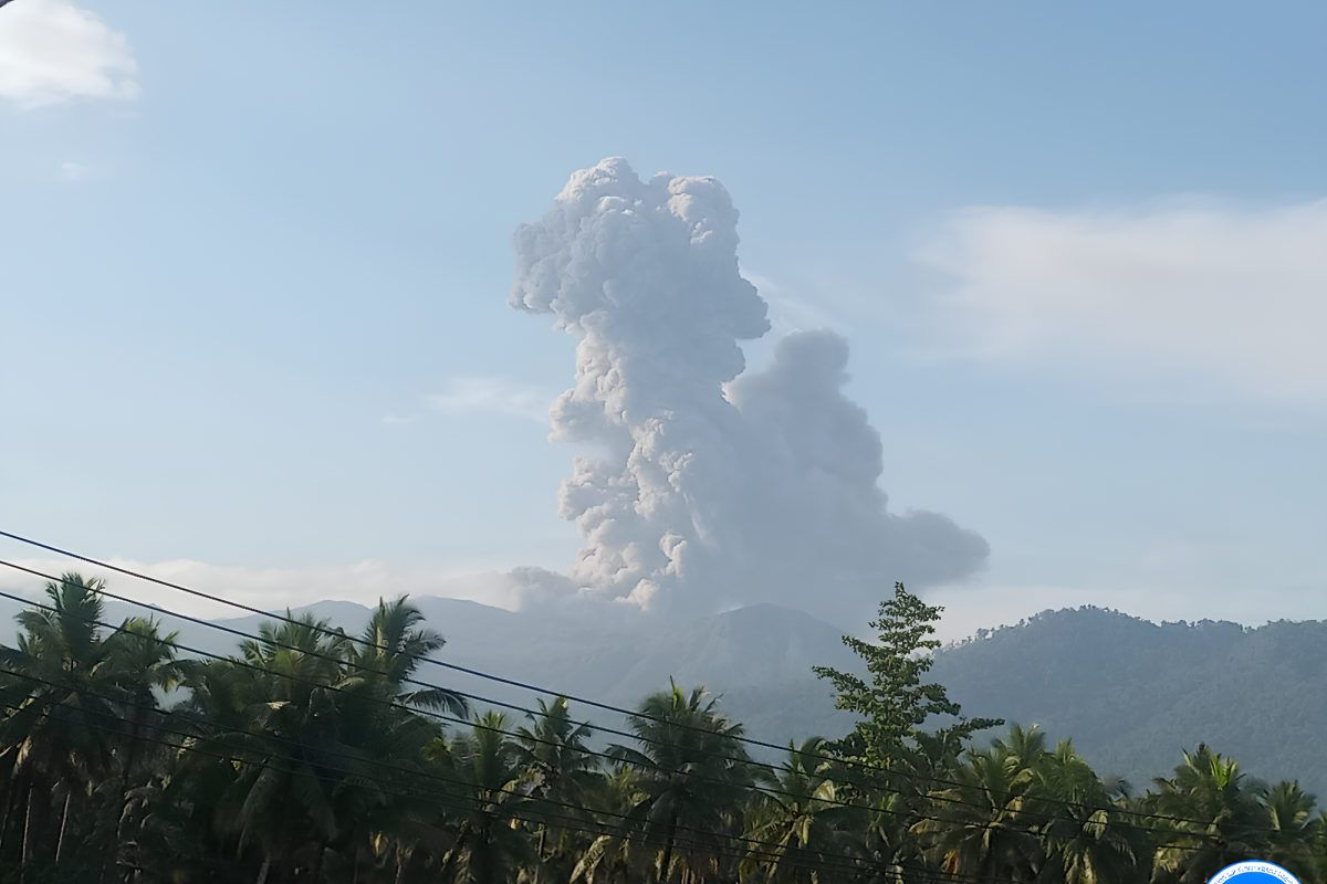 Gunung Dukono di Halmahera meletus