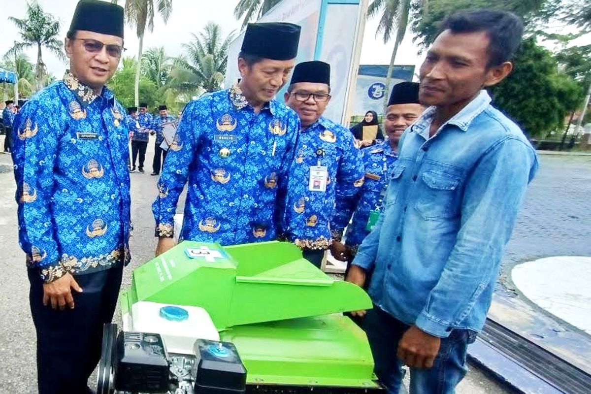 Pemkab Barito Utara serahkan bansos untuk empat bidang