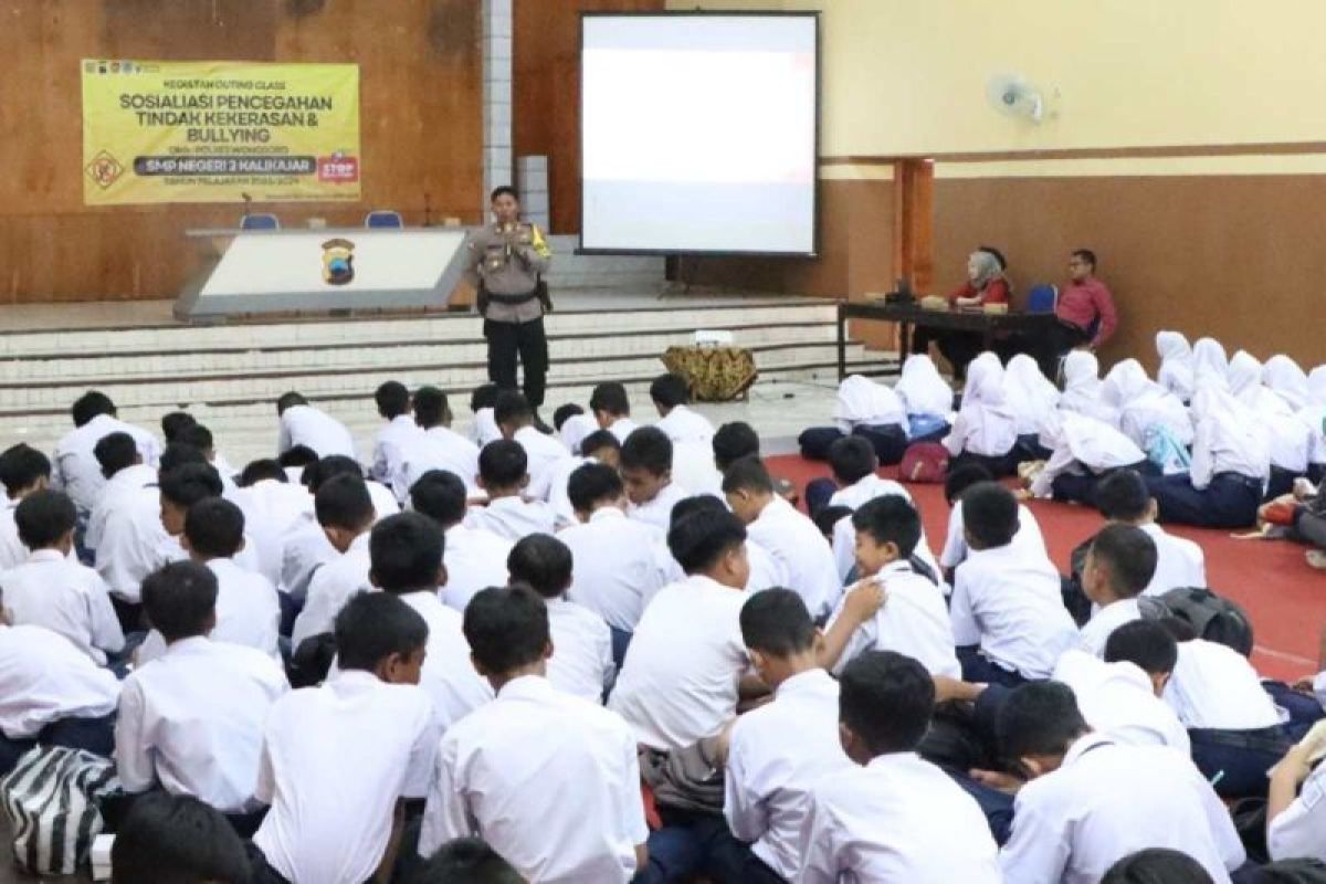 Siswa SMPN Kalikajar  ikuti pencegahan perundungan di Polres Wonosobo