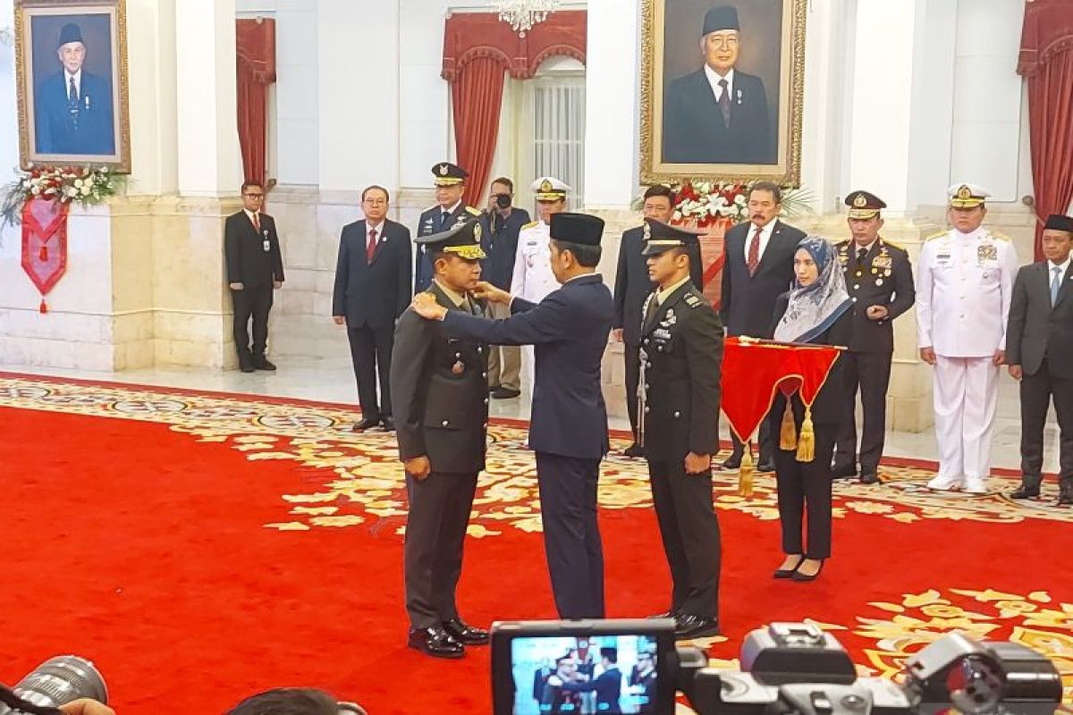 Jokowi lantik Jenderal Agus Subiyanto sebagai Panglima TNI