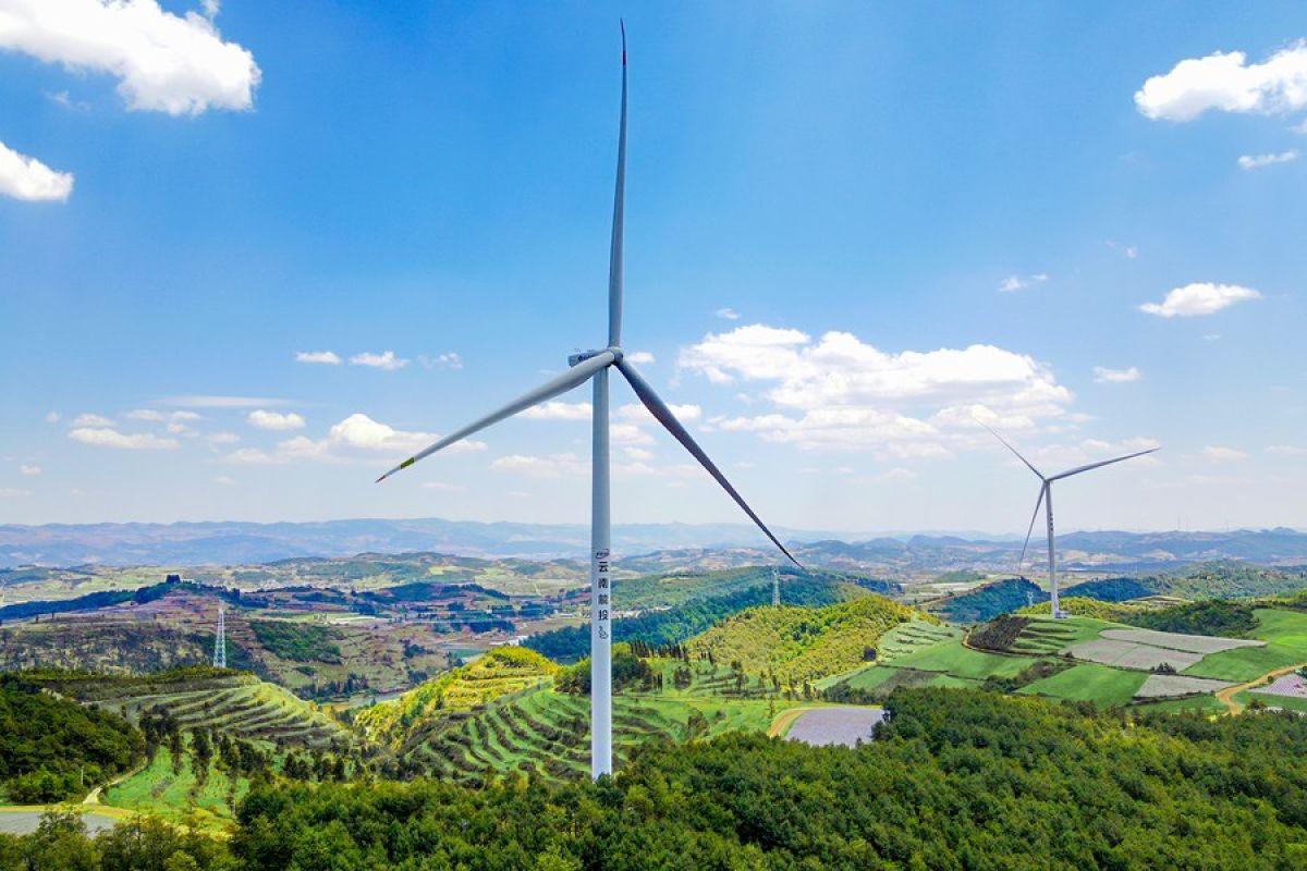 Foto yang diambil dari udara pada 16 Mei 2023 ini memperlihatkan turbin angin pembangkit listrik tenaga bayu Honghe Yongning di Prefektur Otonomi Honghe Hani dan Yi, Provinsi Yunnan, China. ANTARA/Xinhua/HO-Yunnan Provincial Energy Investment Group.