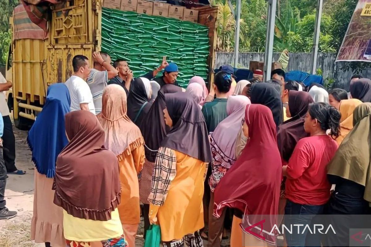 Masyarakat Kemalaraja OKU terima bantuan pangan pemerintah