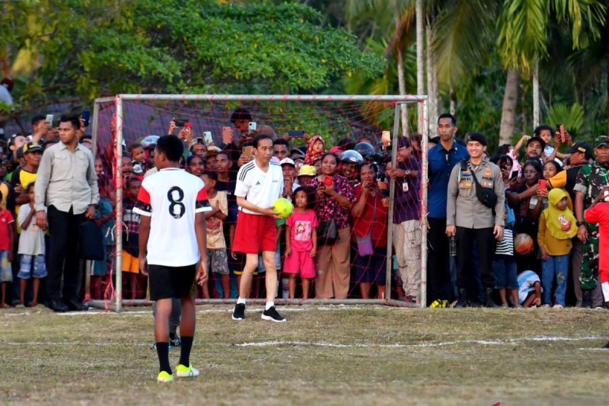 Jokowi main bola dengan pelajar di Biak jadi penyerang hingga kiper