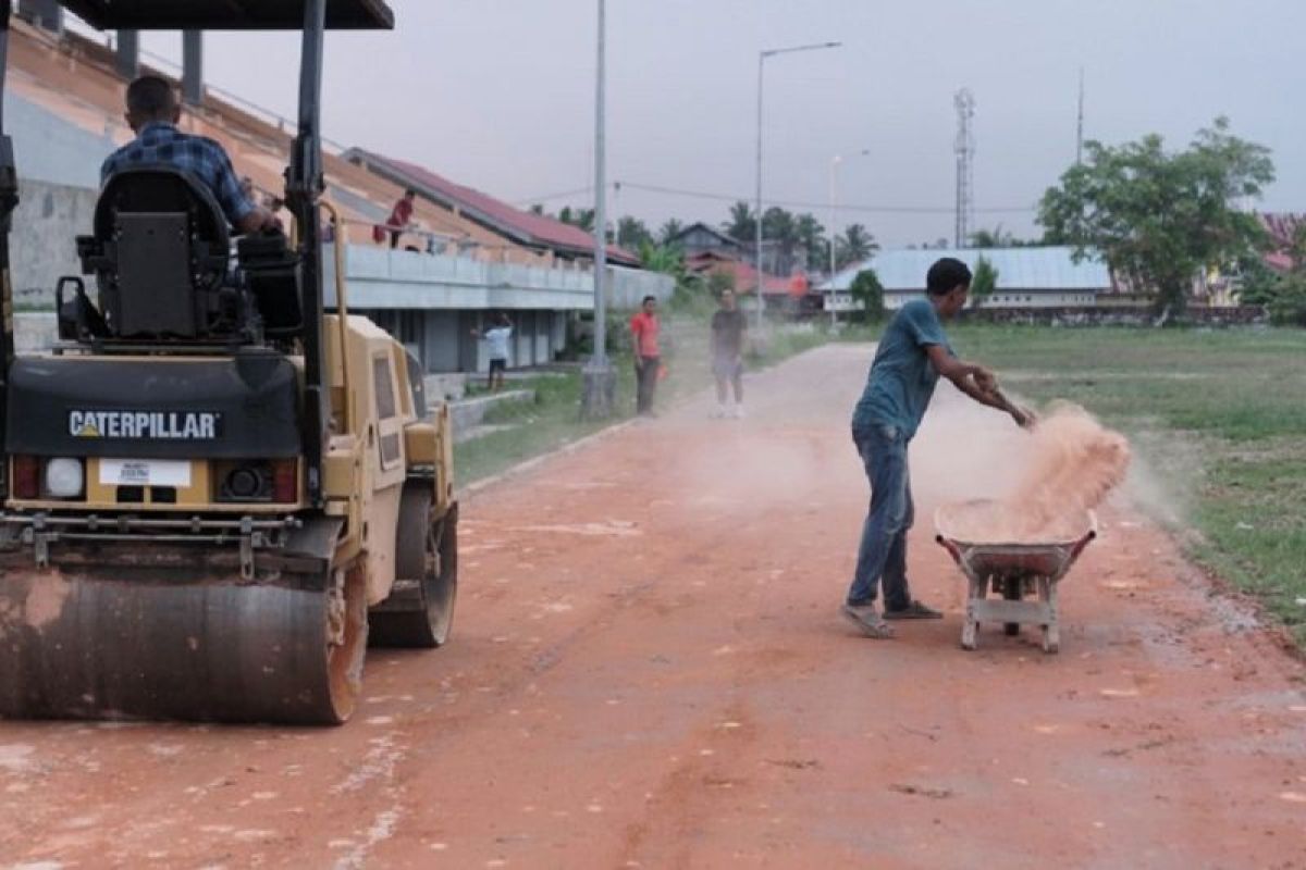 Pemkot Pariaman percantik lintasan lari di Gor Rawang