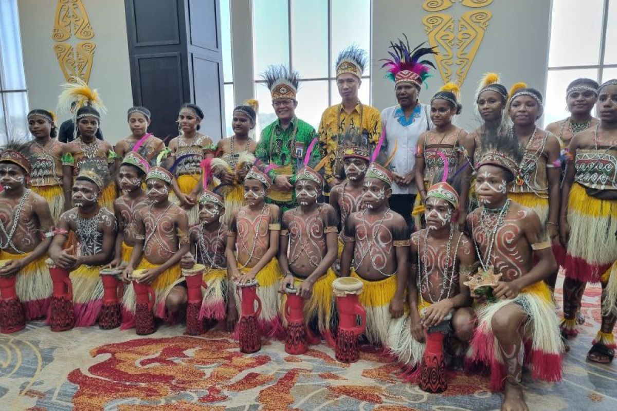 Melestarikan bahasa daerah di Papua melalui Lembaga Adat – Beranda Rakyat