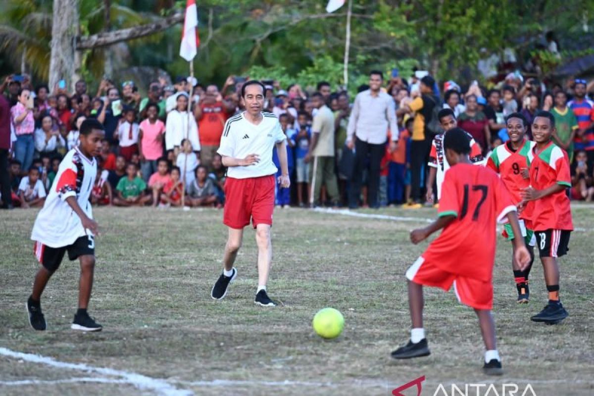 Presiden bagikan foto keseruan bermain bola di medsos Instagram