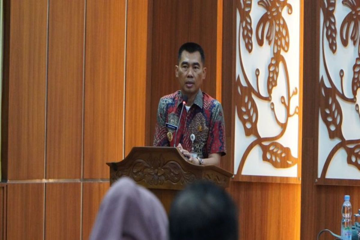 Bupati Gunungkidul Sunaryanta memaparkan potensi wisata yang perlu dikembangkan di wilayah ini. (ANTARA/Sutarmi)  Kami berharap temu bisnis ini mampu menjadi daya tarik investor masuk ke Gunungkidul
