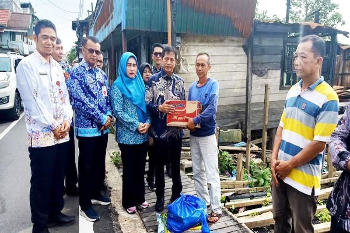 Pj Bupati Barito Utara serahkan bantuan untuk korban kebakaran