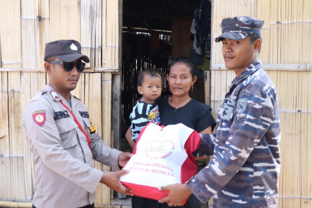 Polres Nagekeo distribusikan 120 paket sembako bantuan Presiden