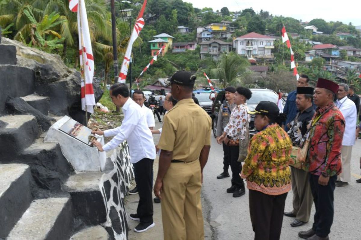 Jokowi teken Tugu Pancasila di Fakfak