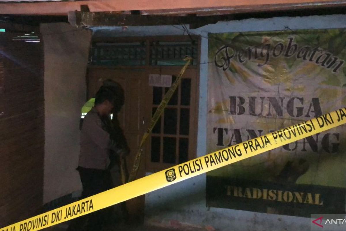 Satuan Polisi Pamong Praja (Satpol PP) Jakarta Timur menyegel tempat hiburan malam di Jalan Cakung Cilincing Sisi Timur, Kampung Sawah RT 01/RW 05 Kelurahan Pulogebang, Cakung, Jakarta Timur, Kamis malam (23/11/2023). (ANTARA/HO-Satpol PP Jaktim)