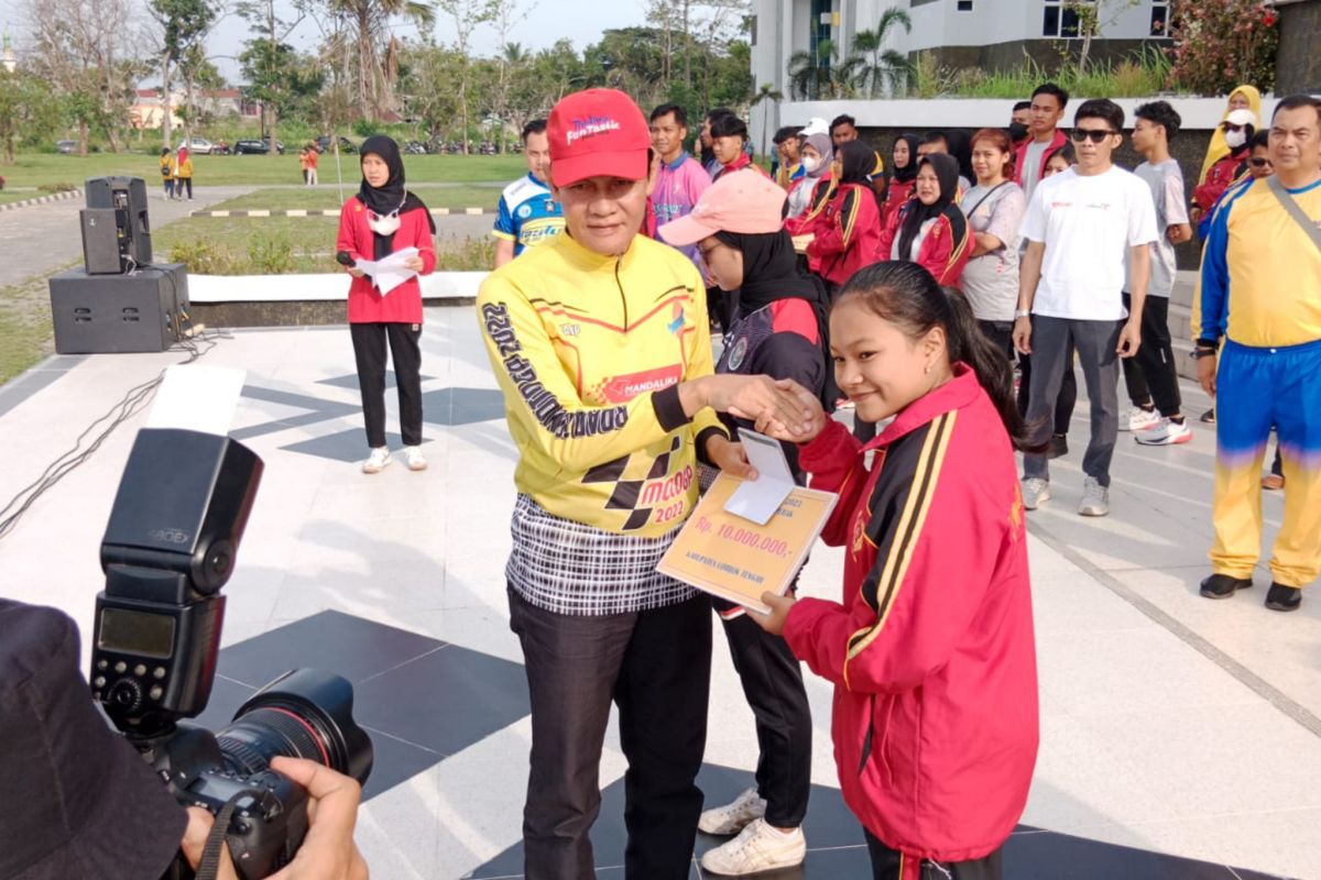 Pemkab Lombok Tengah memberikan bonus pada atlet
