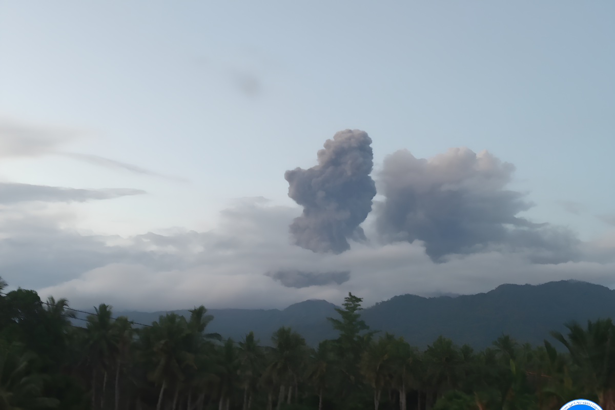 Gunung Dukono kembali lontarkan abu capai ketinggian 2.090 meter