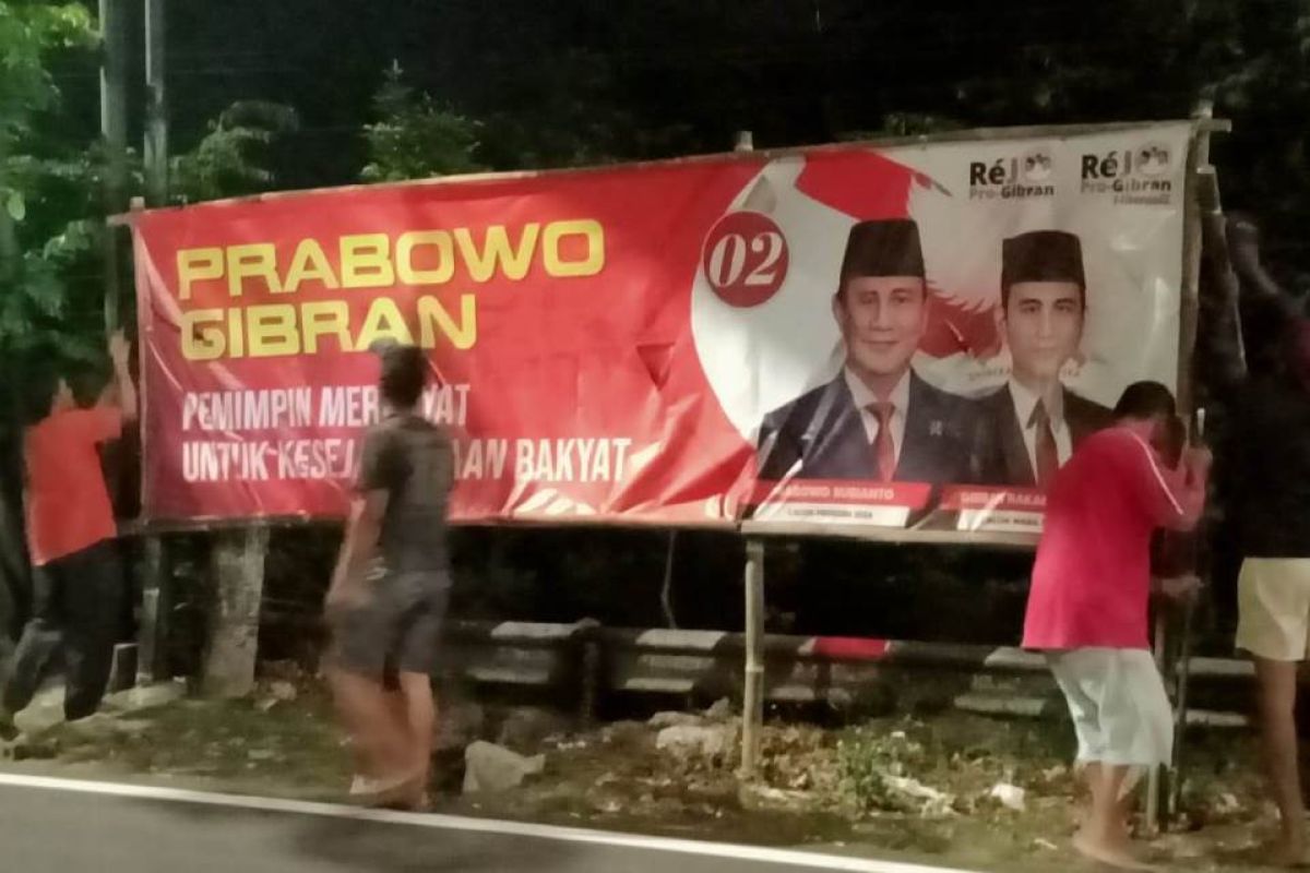 ReJO Pro Gibran gerilya pasang baliho di DIY