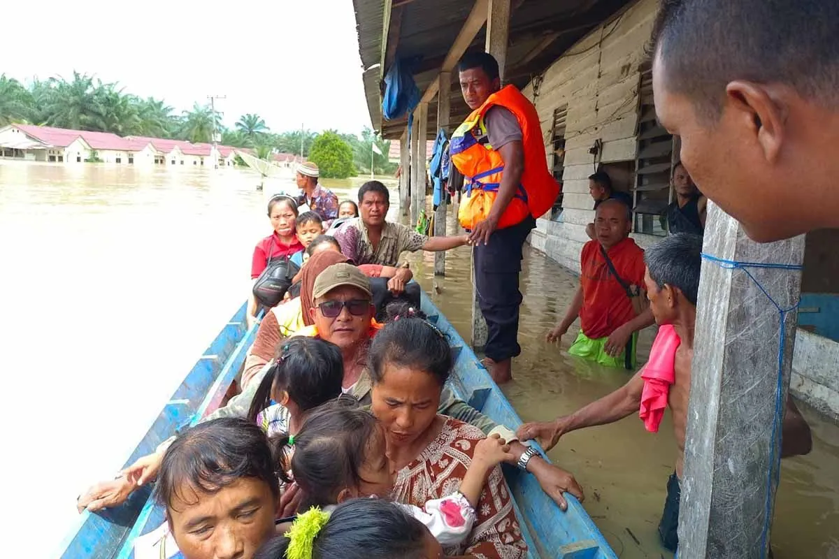 aceh-police-evacuates-dozens-as-floods-hit-south-aceh