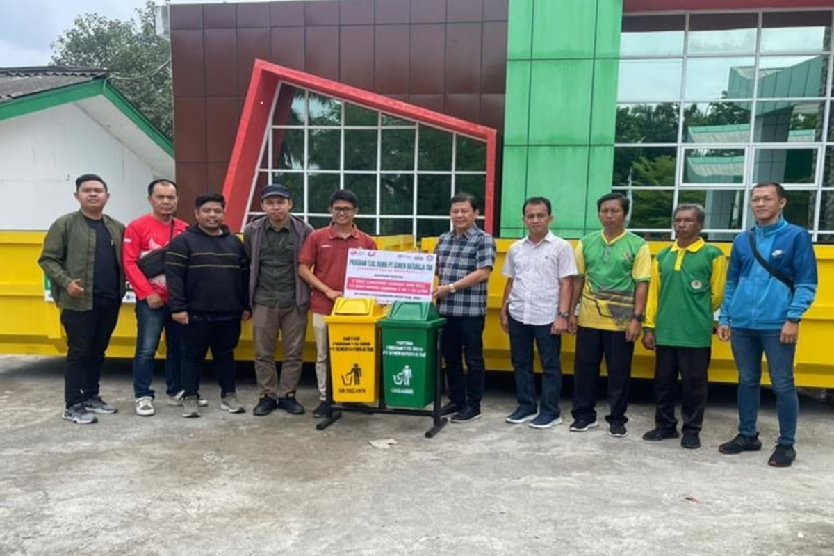 Semen Baturaja bantu tiga kontainer pengangkut sampah untuk OKU