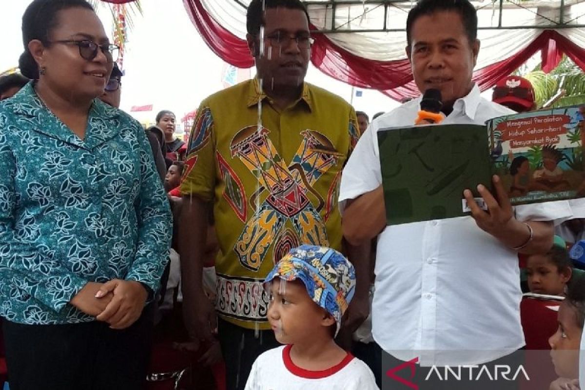 Penjabat Gubernur Papua Ridwan kenalkan buku bahasa Biak di STC 2023