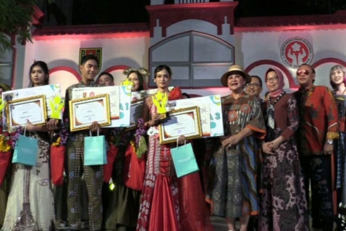 Semarang dan Tegal promosikan batik khas lewat "fashion show"