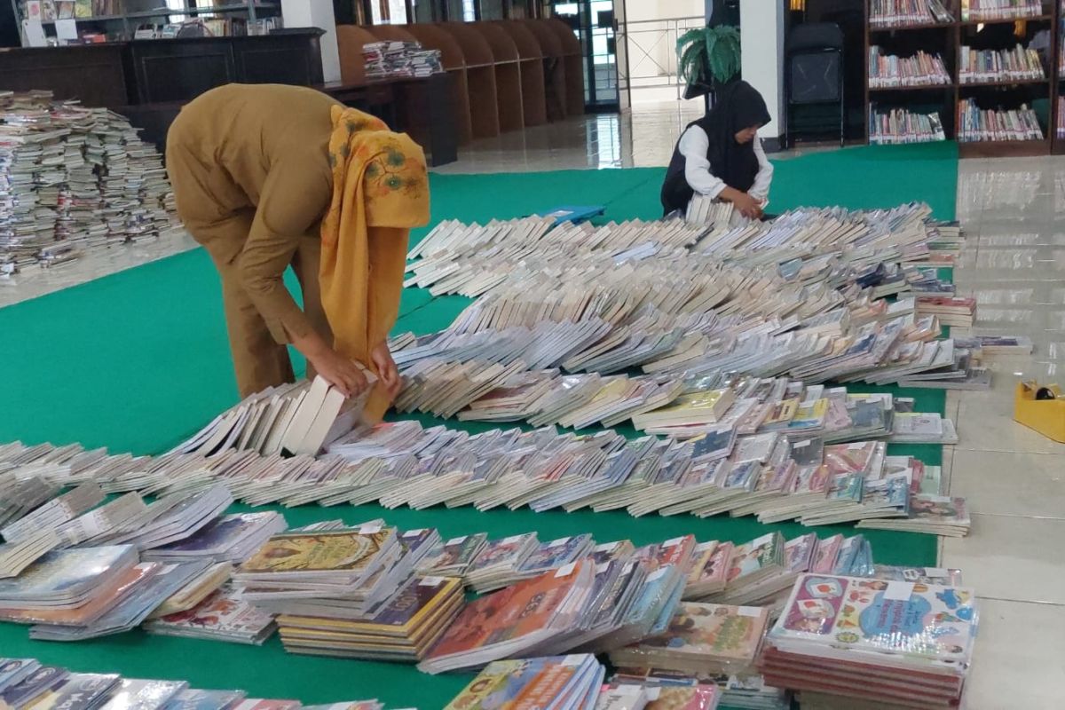 Perpustakaan Mataram memiliki 68.000 koleksi buku