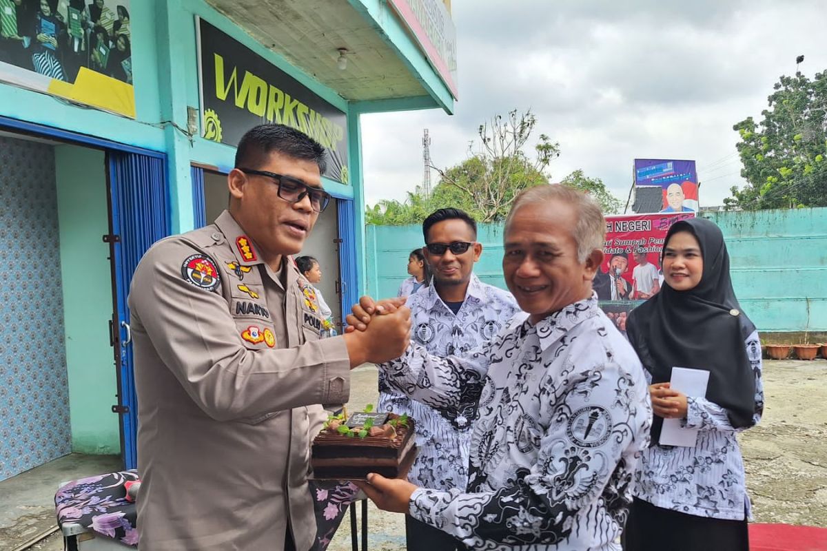 Mantan Kabid Humas Polda Riau rayakan Hari Guru di SMK Tuah Negeri