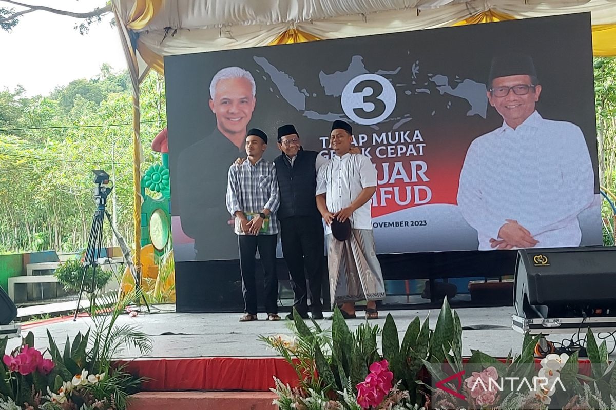 Cawapres Mahfud inginkan guru ngaji naik kelas saat kampanye pertama