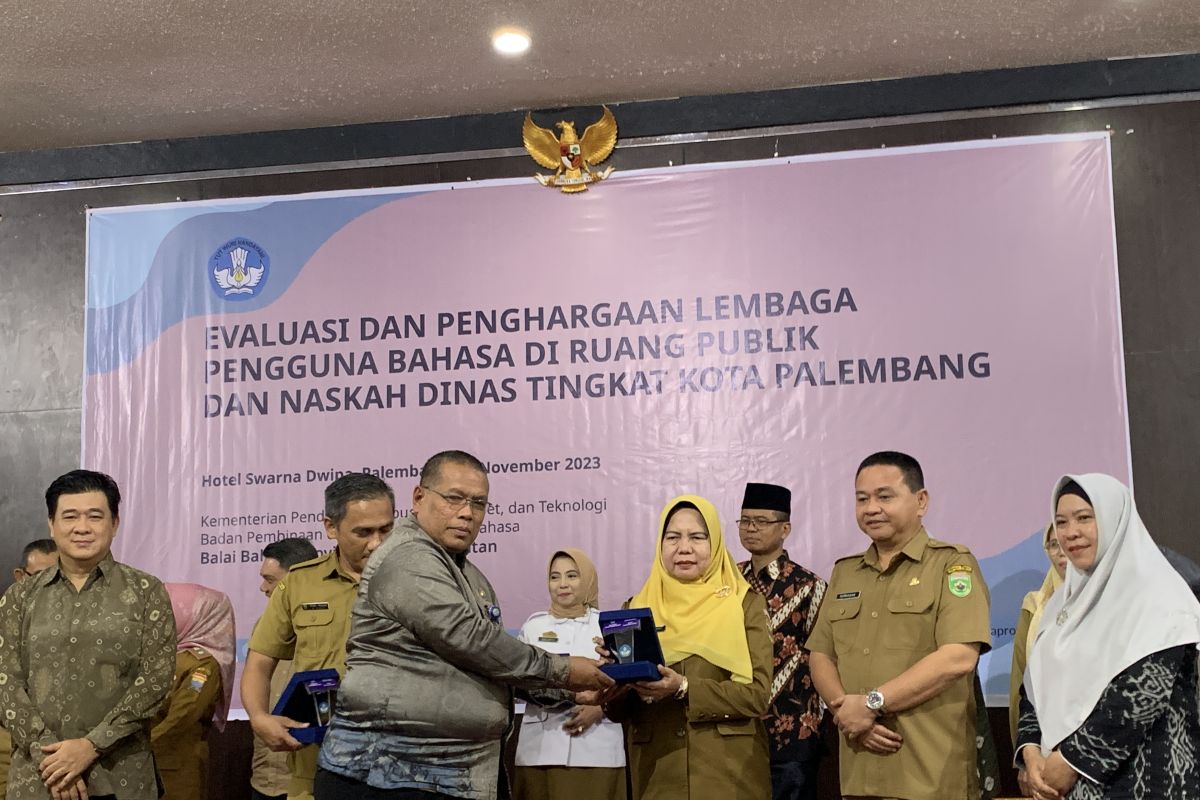 Balai Bahasa Sumsel  beri penghargaan kepada 45 lembaga di Palembang