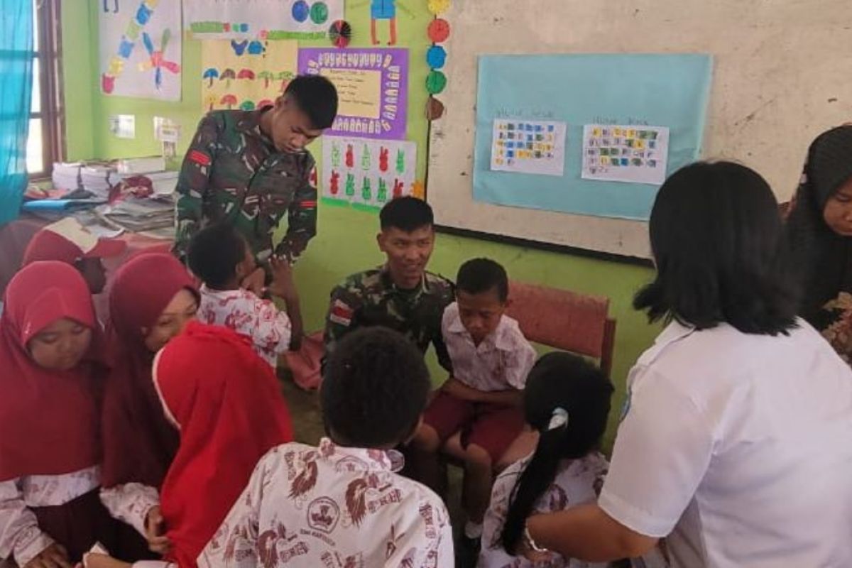 Satgas Yonif 721/MKS imunisasi siswa SDN Distrik Karubaga