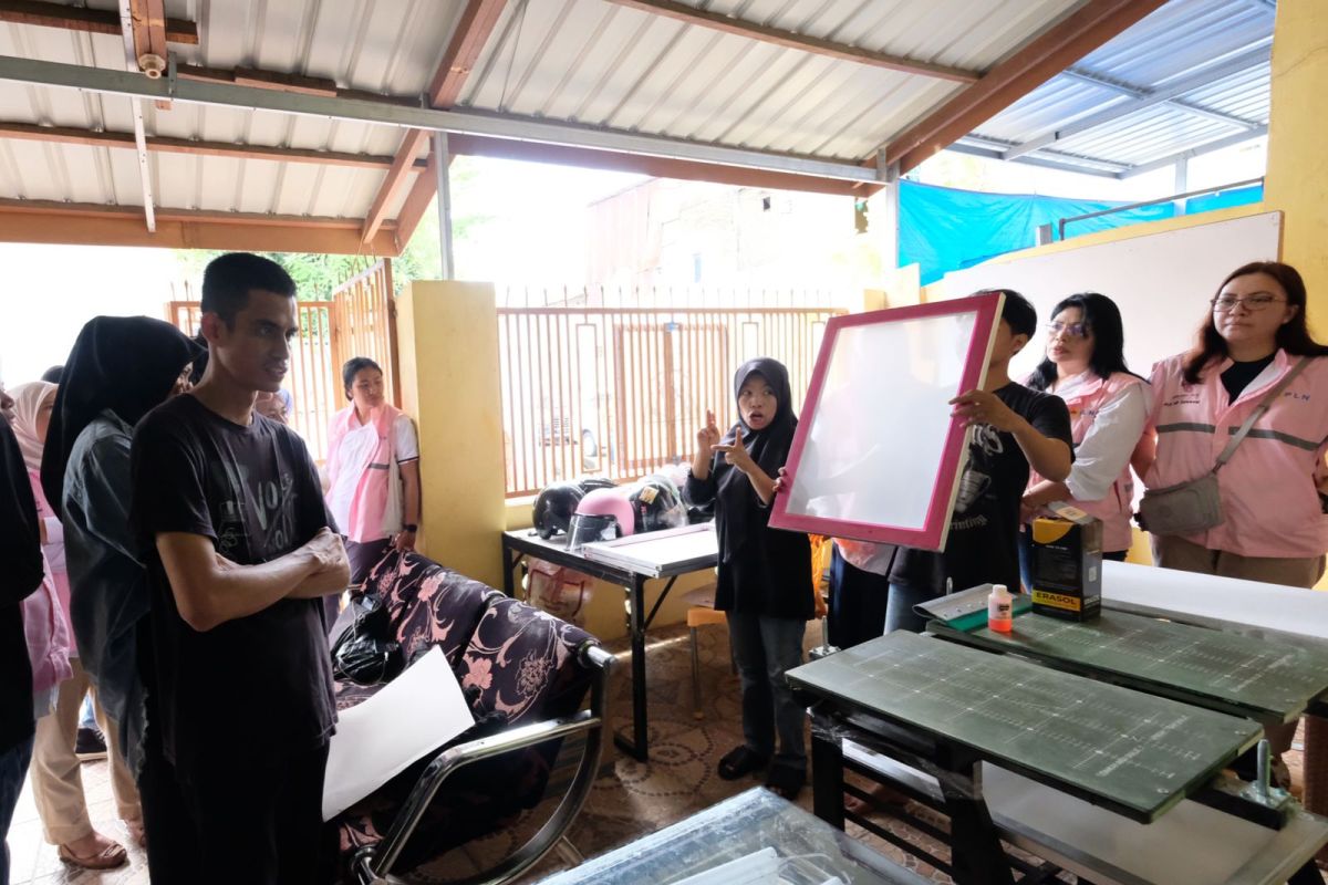 Srikandi PLN membantu pengembangan usaha kelompok difabel