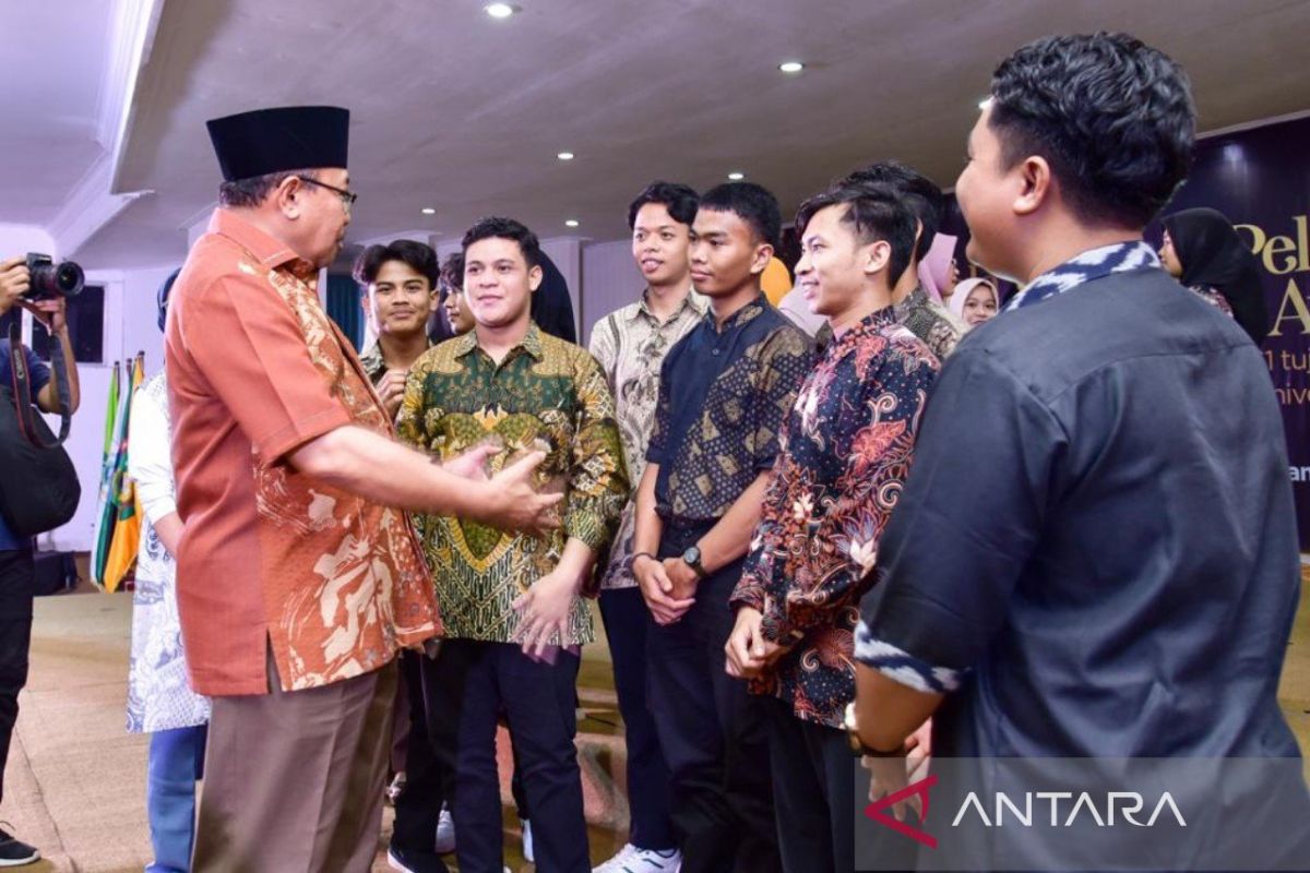 Penjabat Gubernur NTB melepas 32 penerima beasiswa kampus Malaysia