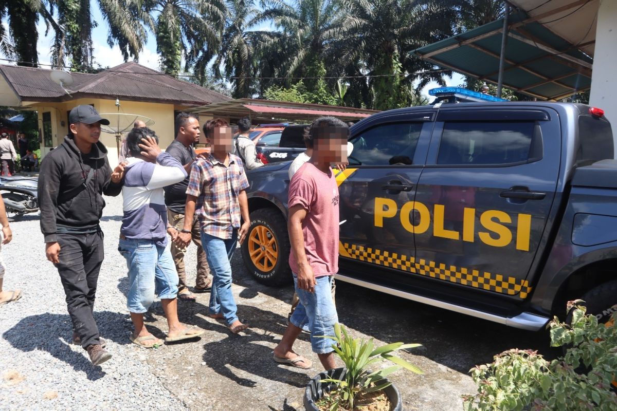 Polres Pasaman Barat tangkap tujuh orang pelaku penambangan emas ilegal pakai alat berat