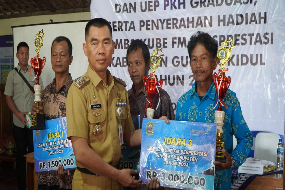 Pemkab Gunungkidul menyerahkan bantuan langsung tunai cukai tembakau