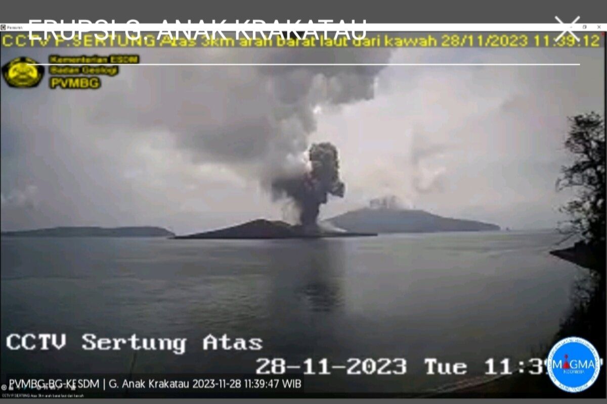 Gunung Anak Krakatau kembali erupsi pada Selasa pukul 11.38 WIB