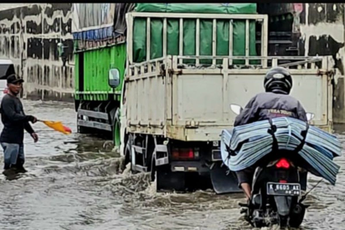 Banjir  genangi jalur pantura di Jalan Kaligawe Semarang