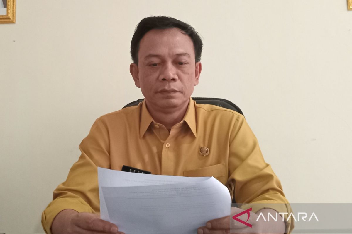 Kepala DPMPTSP Cirebon Dede Sudiona saat memberikan keterangan di Cirebon, Jawa Barat, Selasa (28/11/2023). ANTARA/Fathnur Rohman.  Jaminan yang kami berikan kepada investor adalah regulasi untuk investasi itu kami yakinkan tidak berlaku surut.....Kepala DPMPTSP Cirebon Dede Sudiona saat memberikan keterangan di Cirebon, Jawa Barat, Selasa (28/11/2023). ANTARA/Fathnur Rohman.  Jaminan yang kami berikan kepada investor adalah regulasi untuk investasi itu kami yakinkan tidak berlaku surut.....