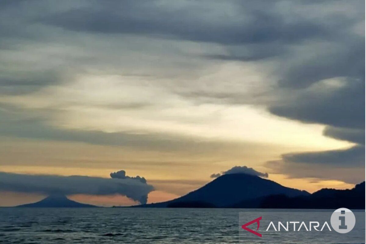 Gunung Anak Krakatau meletus sebanyak 9 kali pada Selasa