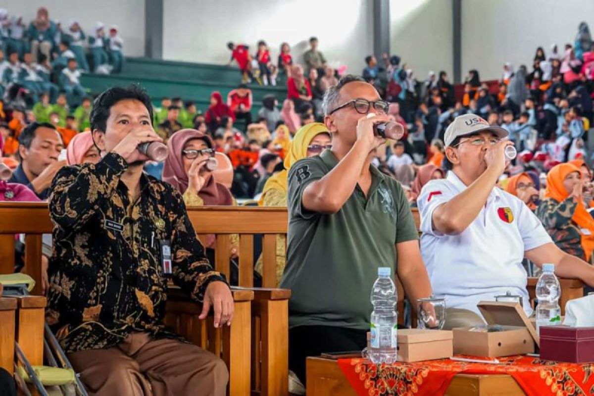 Serunya ratusan siswa minum susu bareng Wali Kota Magelang