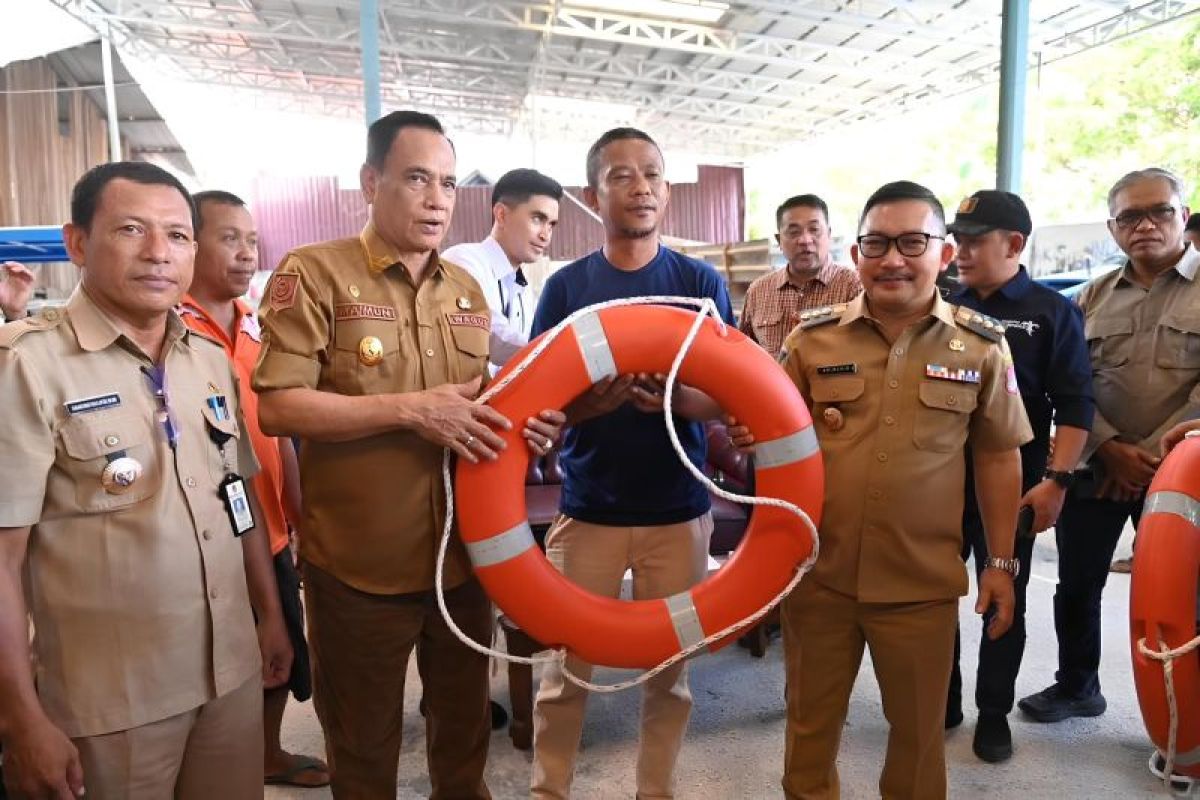 Wagub serahkan bantuan program pengentasan kemiskinan di Banggai