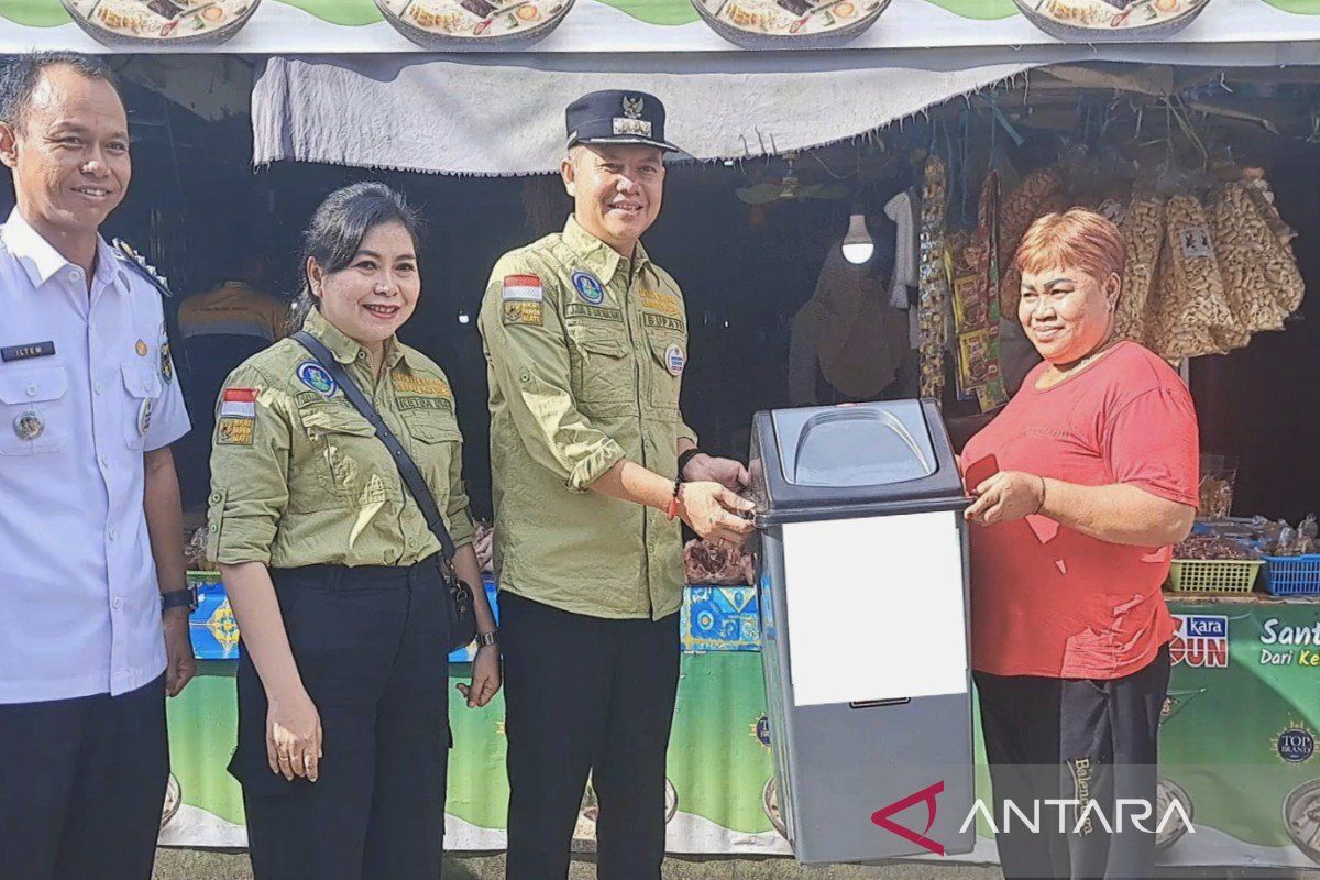 FKGMS bagikan tempat sampah kepada pedagang pasar di Gunung Mas