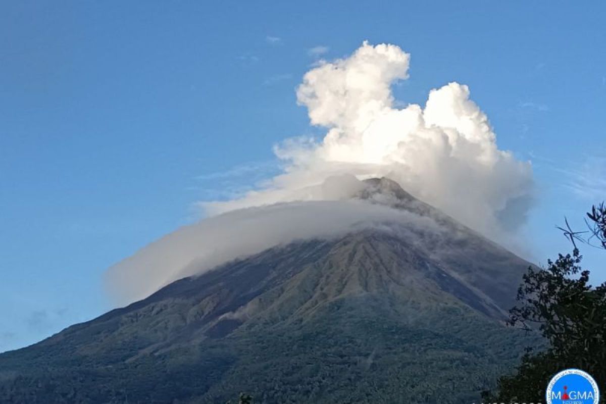 PVMBG imbau warga menjauhi kawah meski status Karangetang jadi waspada