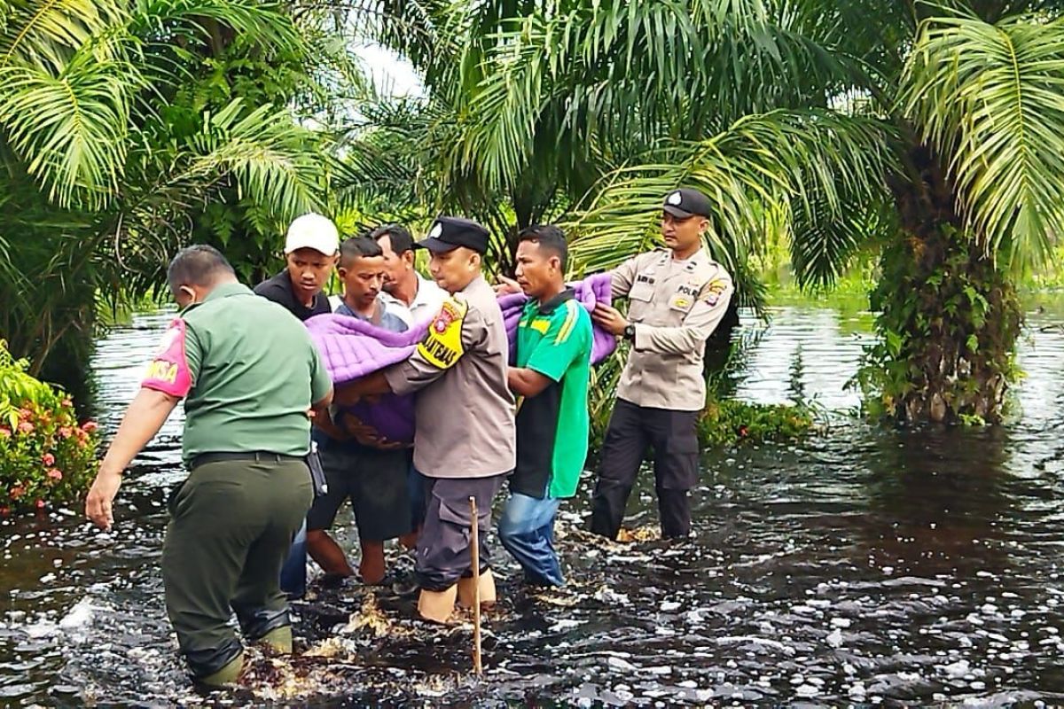 Tangani banjir, Kapolda Riau perintahkan personel bantu masyarakat