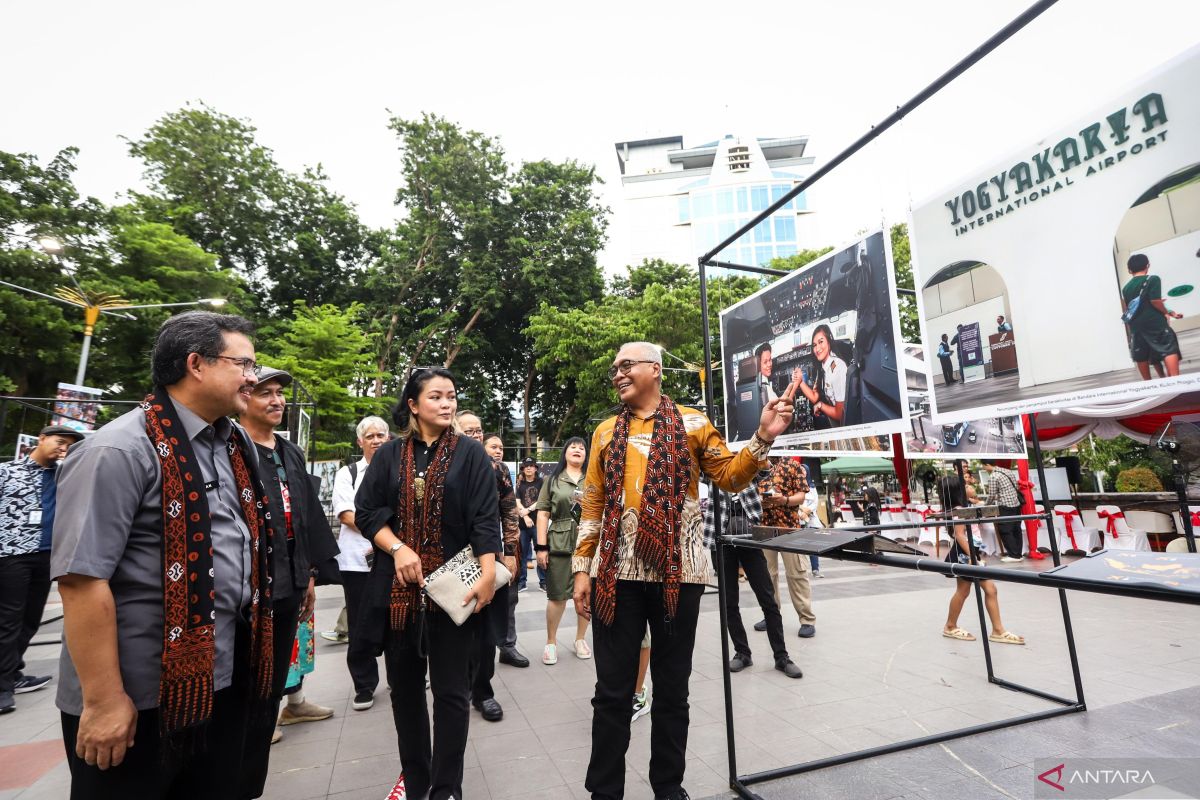 LKBN ANTARA menggelar pameran fotografi di Taman Bungkul Surabaya