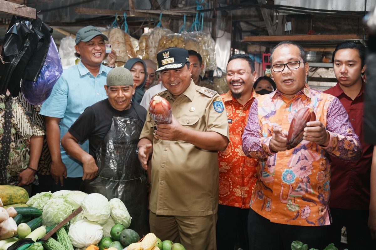 Pj Gubernur Sulsel pantau operasi pasar jelang Natal dan Tahun Baru