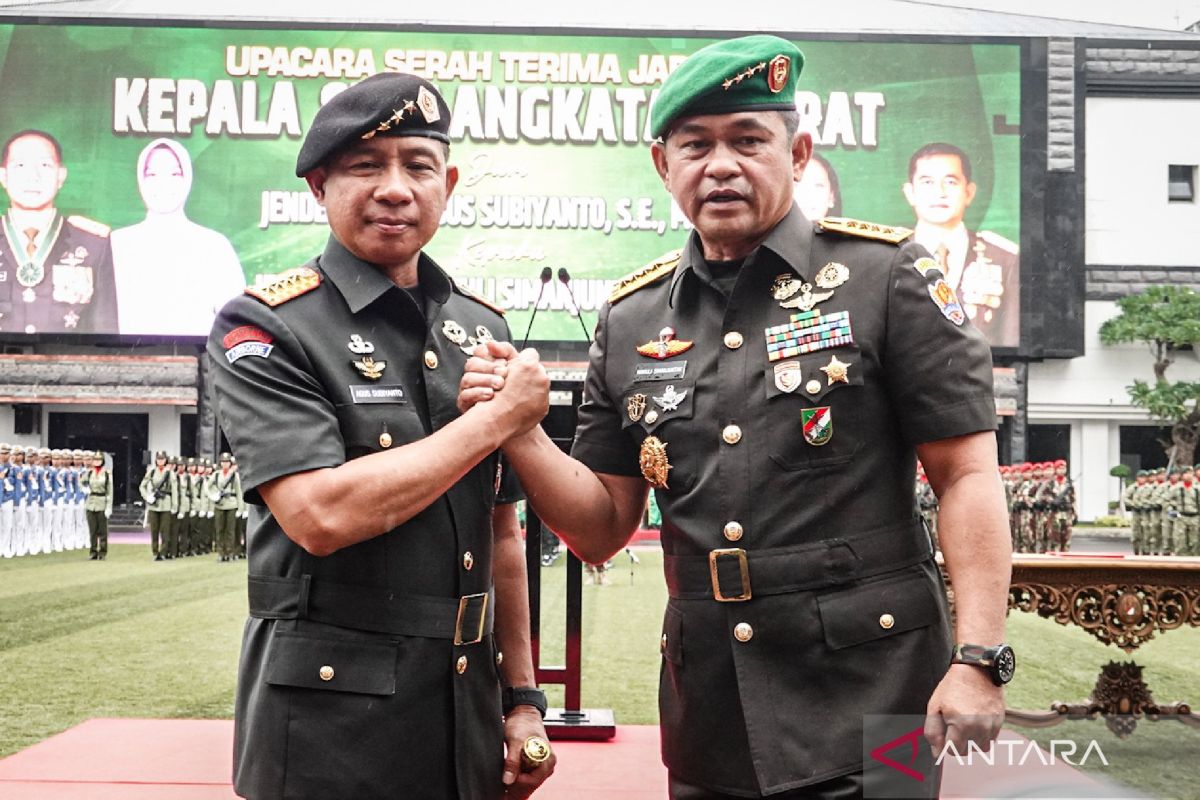 Sertijab KSAD dari Jenderal Agus Subiyanto kepada Jenderal Maruli Simanjuntak