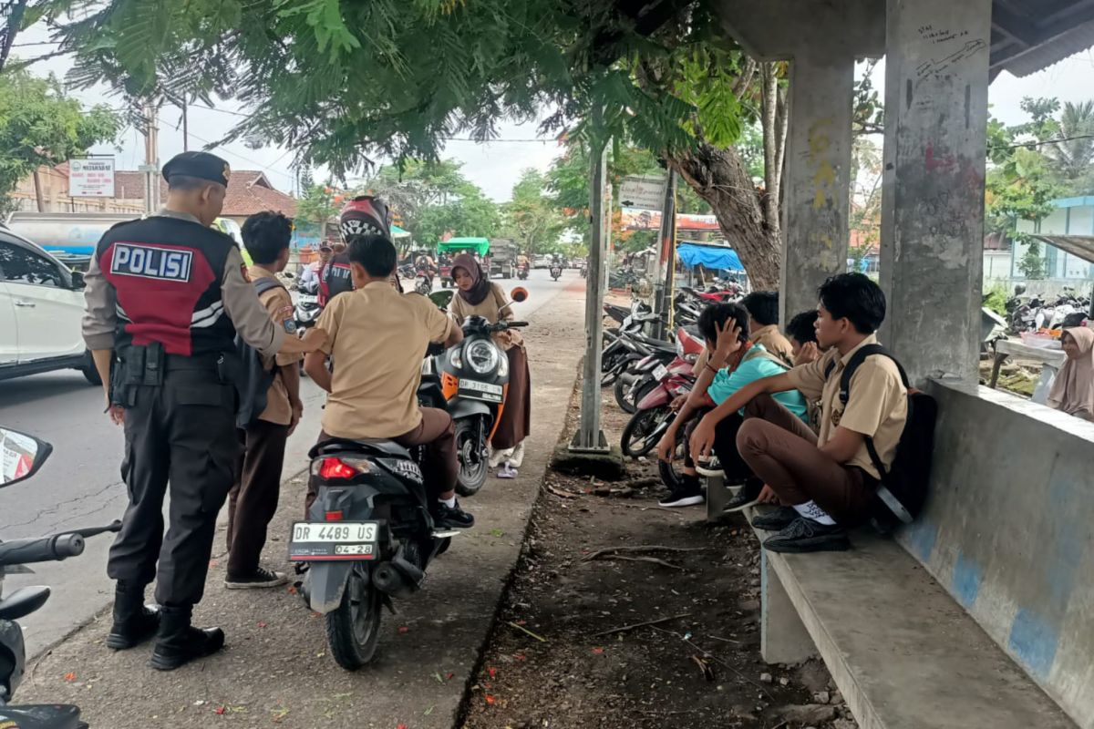 Polda NTB edukasi tertib berlalu lintas ke pelajar SMA