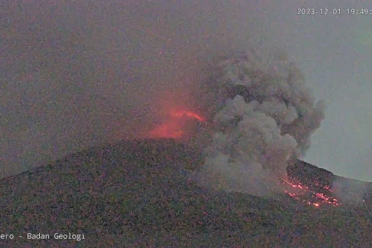 Merapi memuntahkan awan panas guguran dua kali pada Jumat malam