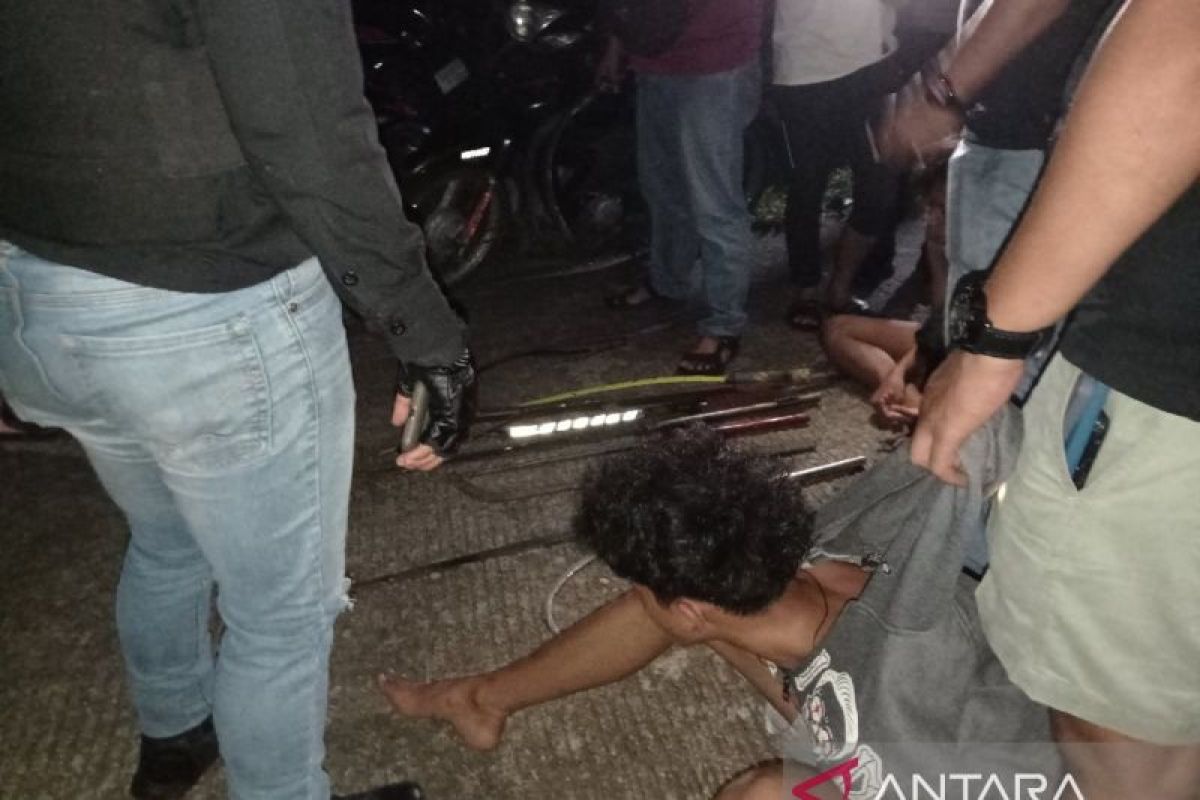 Polisi cegah tawuran puluhan remaja bersenjata tajam di Padang