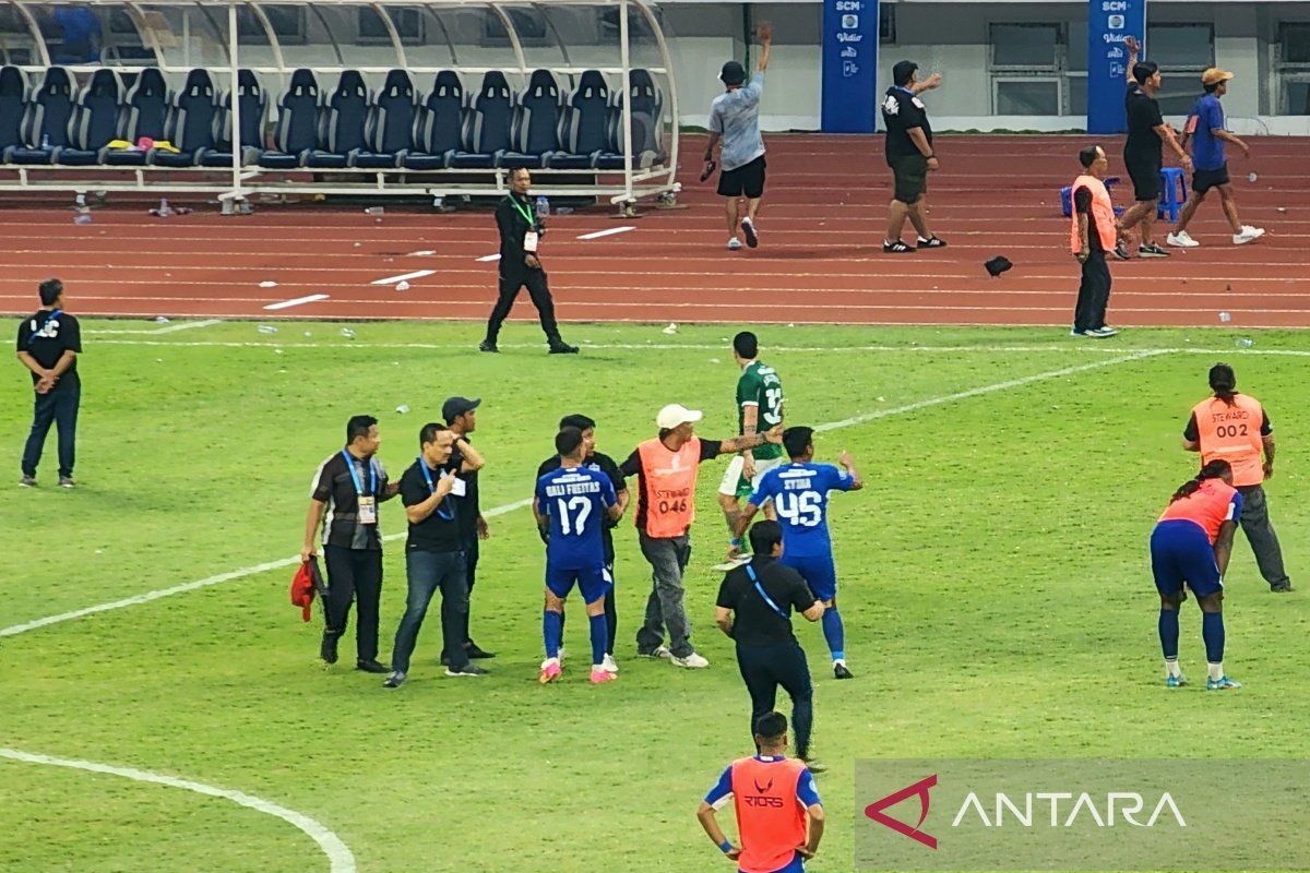 Ricuh, warnai akhir pertandingan PSIS lawan PSS