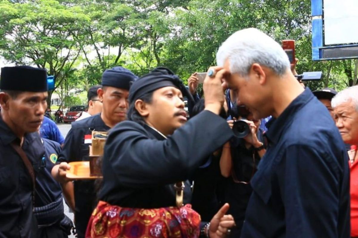 Laskar Sasak berikan "Sembek" kepada Ganjar Pranowo