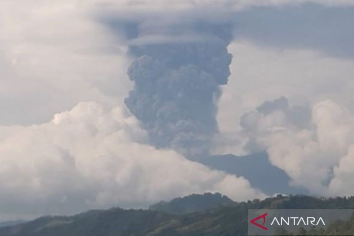 Gunung Marapi Sumbar erupsi akibatkan hujan abu di Bukittinggi